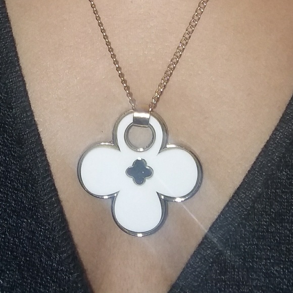 Sold Cross necklace in white - Picture 2 of 2